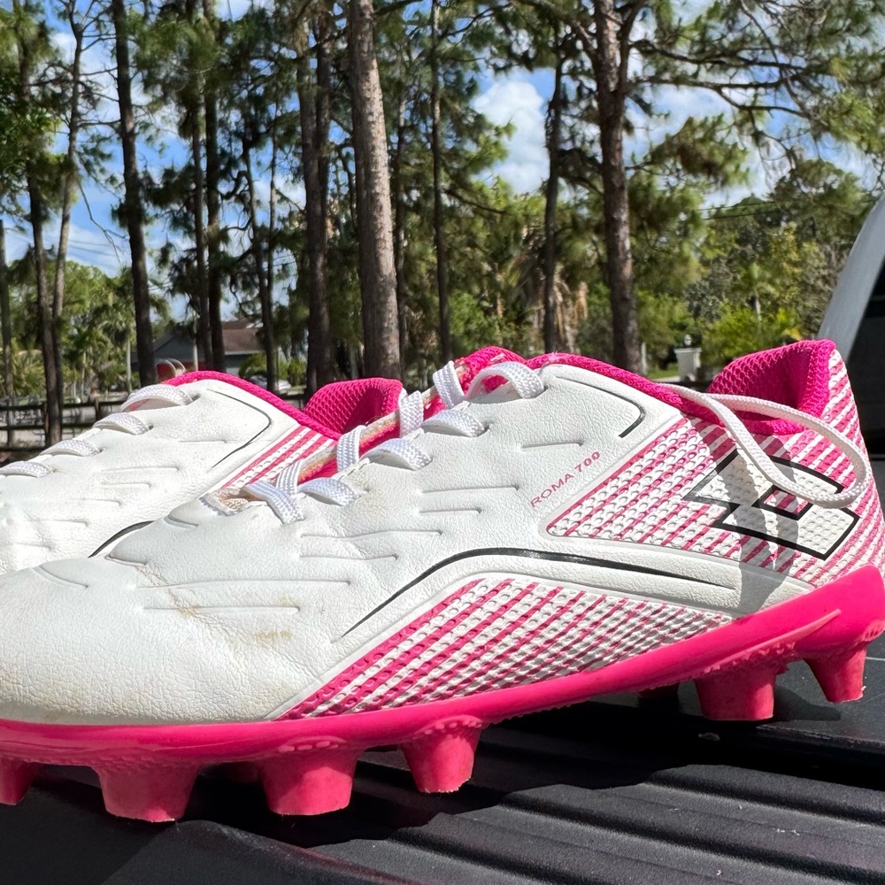 Girl’s Roma 700 Soccer Cleats in White and Pink